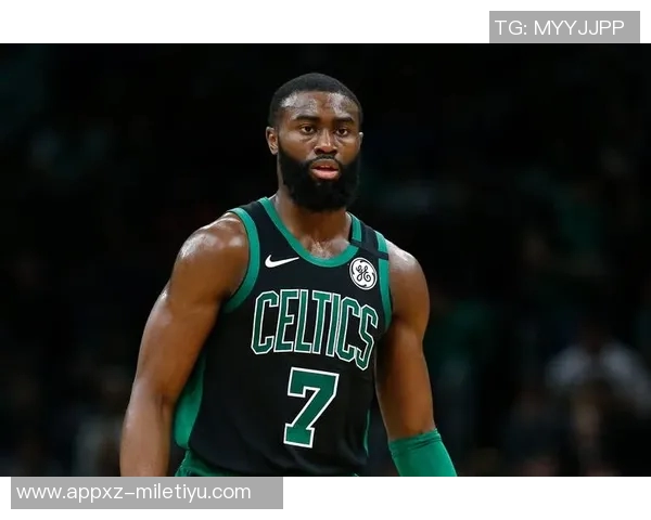 杰伦布朗弧顶三分精准回应个人得分已突破30分展现强大实力